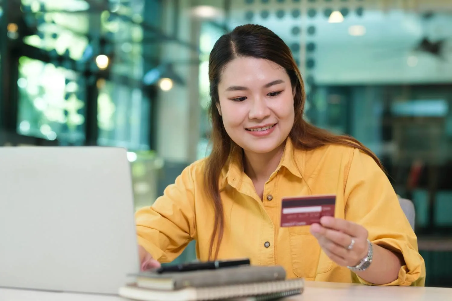 Advantages of Holding a Hong Kong Bank Account for Expats